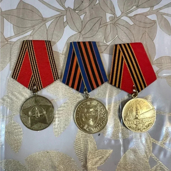 Set of 11  USSR BADGES MEDALS COCKADES PIONEER TIE - Picture 2 of 5